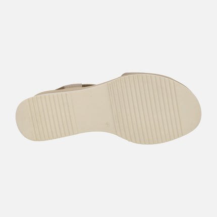 Sandalias metalizadas con cuña y adorno circular