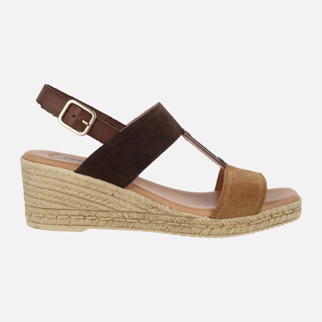 Sandalias de serraje en combinado de marrones con cuña imitando rafia
