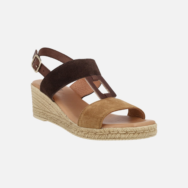 Sandalias de serraje en combinado de marrones con cuña imitando rafia