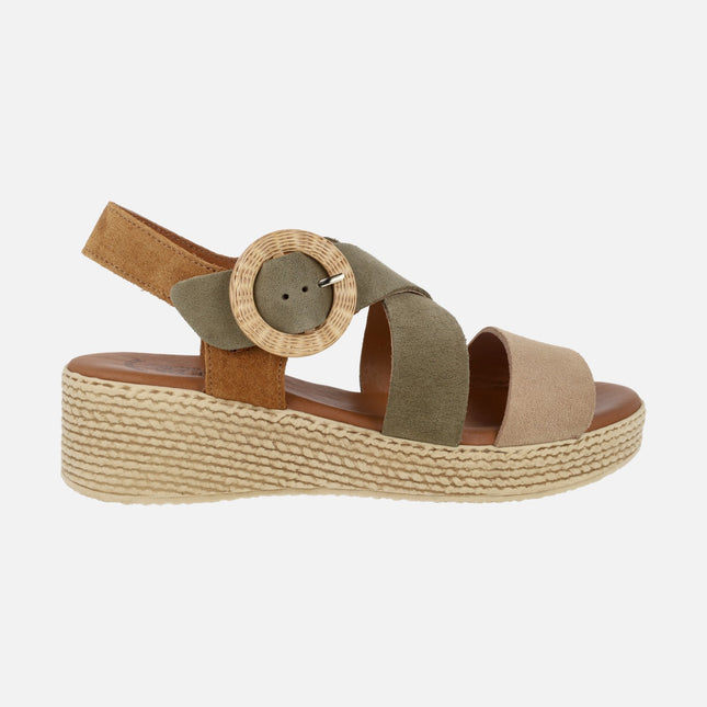Sandalias de serraje tricolor con hebilla circular de rafia