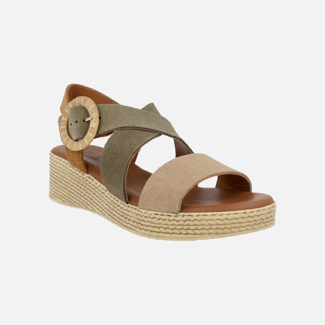 Sandalias de serraje tricolor con hebilla circular de rafia