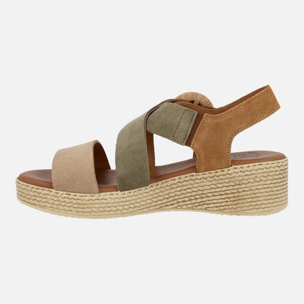 Sandalias de serraje tricolor con hebilla circular de rafia