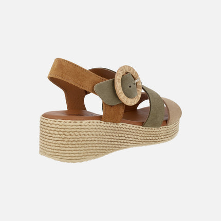 Sandalias de serraje tricolor con hebilla circular de rafia