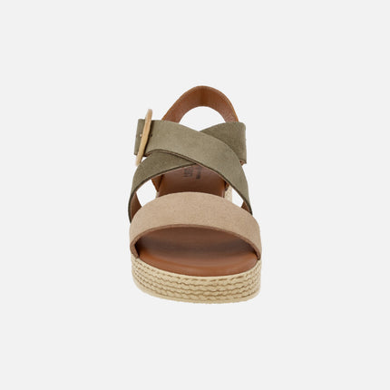 Sandalias de serraje tricolor con hebilla circular de rafia