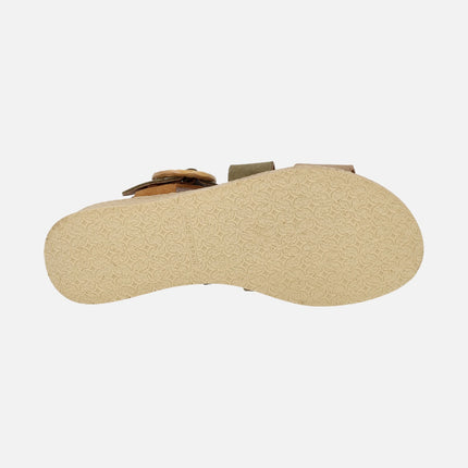 Sandalias de serraje tricolor con hebilla circular de rafia