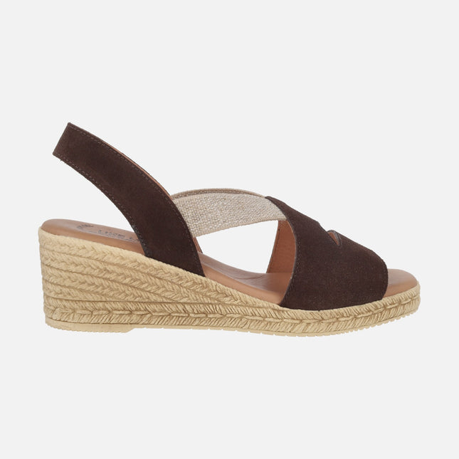 Sandalias de serraje marrón chocolate con cuña y elásticos