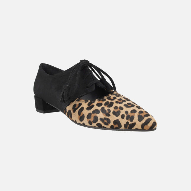 Zapatos de cordones en ante negro y print leopardo con adorno de borlas
