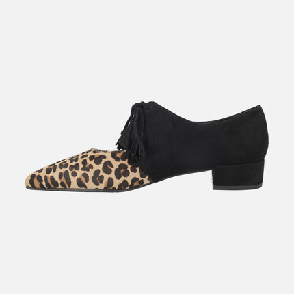 Zapatos de cordones en ante negro y print leopardo con adorno de borlas
