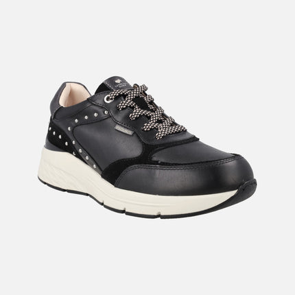 Deportivos negros con tachas modelo Destino x La Vecina Rubia