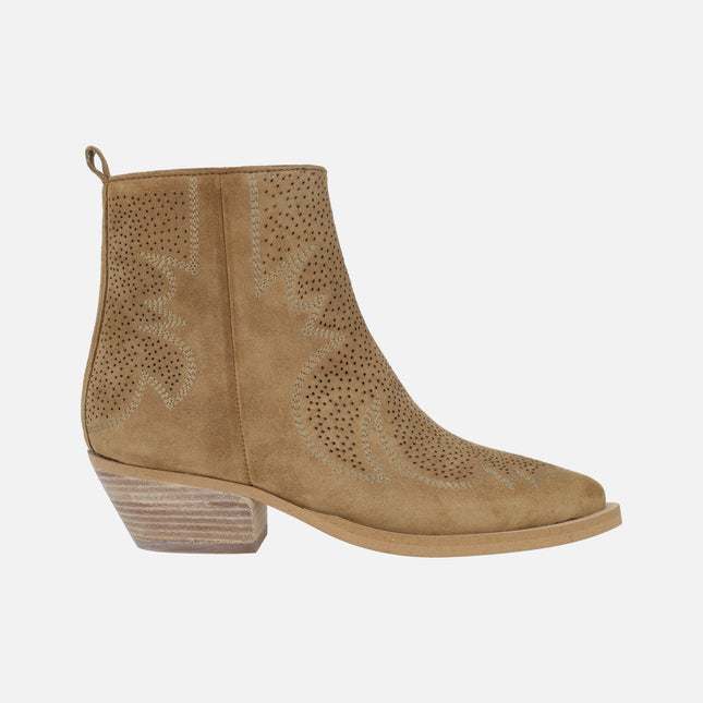 Botines estilo cowboy línea Western de Alpe con picados y bordados