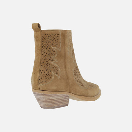 Botines estilo cowboy línea Western de Alpe con picados y bordados