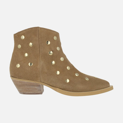 Botines estilo cowboy en serraje cuero con tachas doradas línea Western