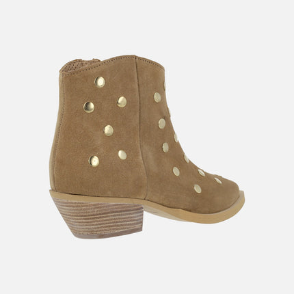 Botines estilo cowboy en serraje cuero con tachas doradas línea Western