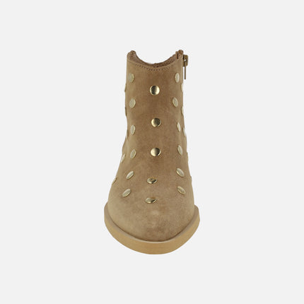 Botines estilo cowboy en serraje cuero con tachas doradas línea Western