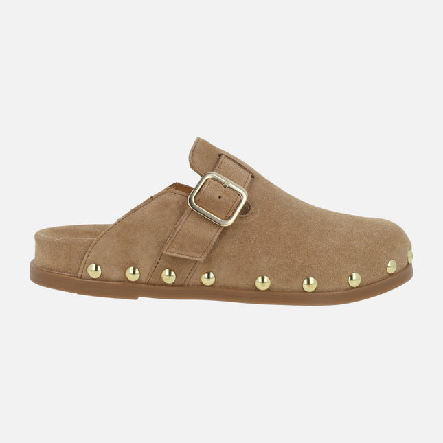 Zuecos Alive de serraje con detalle de hebilla lateral y tachas doradas