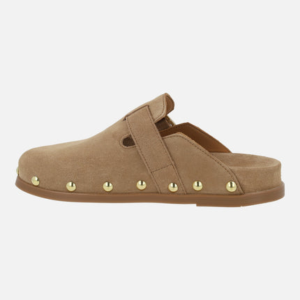 Zuecos Alive de serraje con detalle de hebilla lateral y tachas doradas