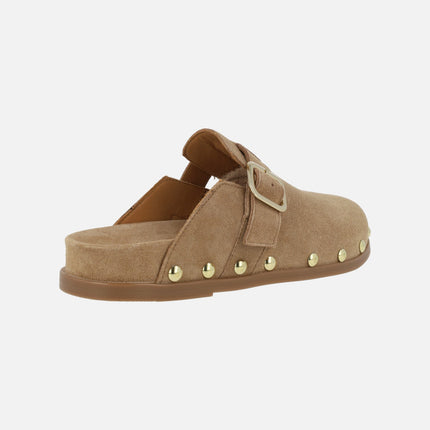 Zuecos Alive de serraje con detalle de hebilla lateral y tachas doradas