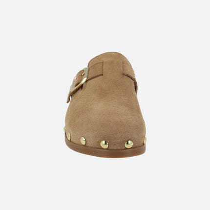 Zuecos Alive de serraje con detalle de hebilla lateral y tachas doradas