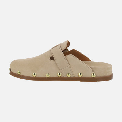 Zuecos Alive de serraje con detalle de hebilla lateral y tachas doradas