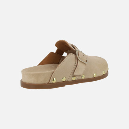 Zuecos Alive de serraje con detalle de hebilla lateral y tachas doradas