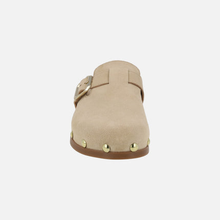 Zuecos Alive de serraje con detalle de hebilla lateral y tachas doradas