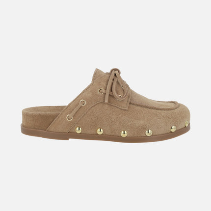 Zuecos Alive de serraje estilo náuticos con detalle de tachas