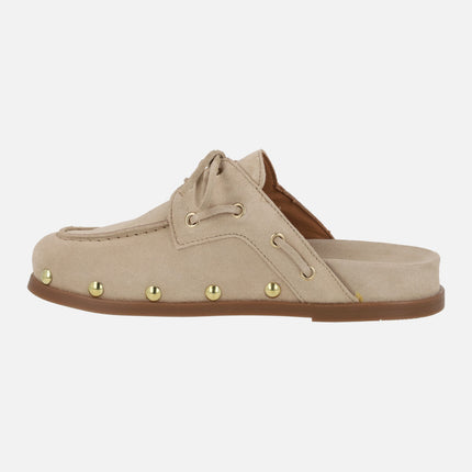 Zuecos Alive de serraje estilo náuticos con detalle de tachas