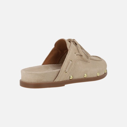 Zuecos Alive de serraje estilo náuticos con detalle de tachas