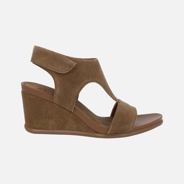 Sandalias de cuña en serraje cuero con velcro Yara