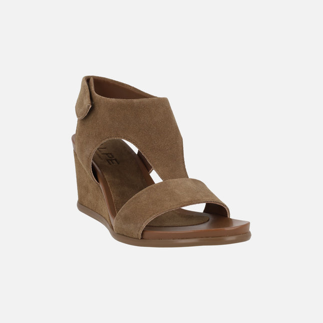 Sandalias de cuña en serraje cuero con velcro Yara