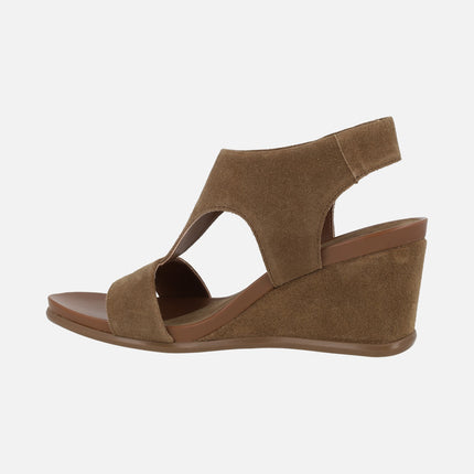 Sandalias de cuña en serraje cuero con velcro Yara