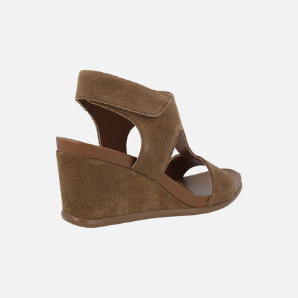 Sandalias de cuña en serraje cuero con velcro Yara