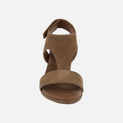 Sandalias de cuña en serraje cuero con velcro Yara