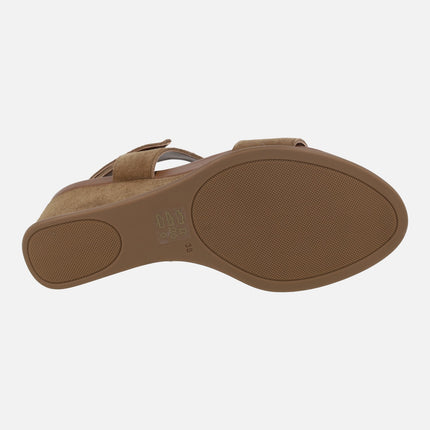 Sandalias de cuña en serraje cuero con velcro Yara