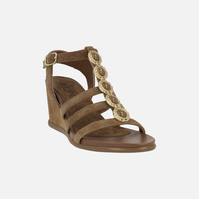 Sandalias de cuña en serraje cuero con detalle de adornos dorados Yara
