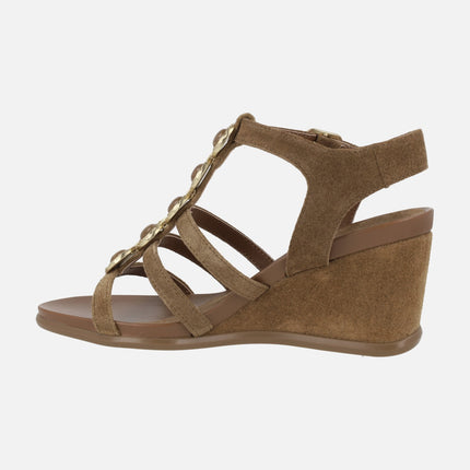 Sandalias de cuña en serraje cuero con detalle de adornos dorados Yara