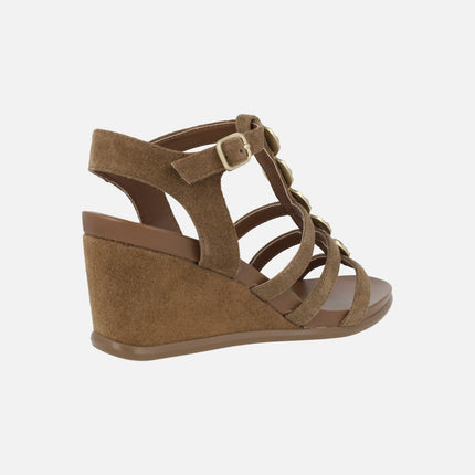Sandalias de cuña en serraje cuero con detalle de adornos dorados Yara