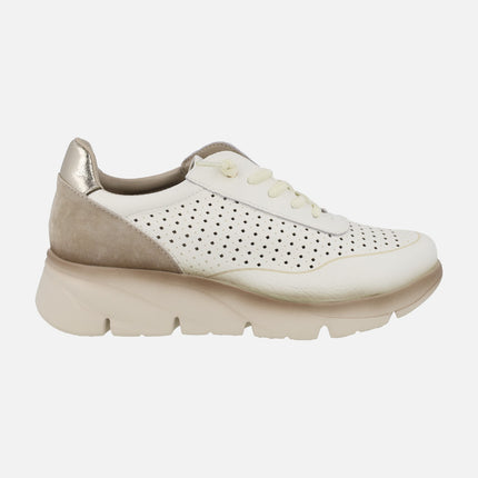 Zapatillas deportivas con perforados y cordones elásticos