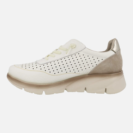 Zapatillas deportivas con perforados y cordones elásticos