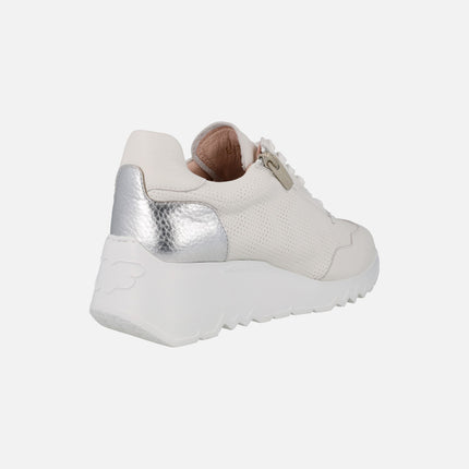 Zapatillas deportivas blancas de piel con cordones y cremallera