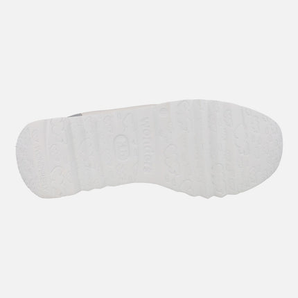 Zapatillas deportivas blancas de piel con cordones y cremallera