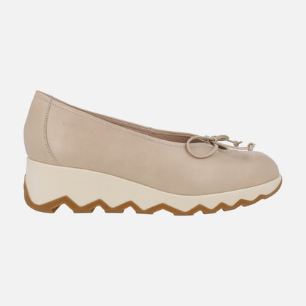 Salones de piel beige con lazo y suela dentada Simon