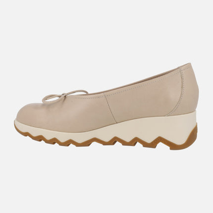 Salones de piel beige con lazo y suela dentada Simon