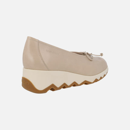 Salones de piel beige con lazo y suela dentada Simon