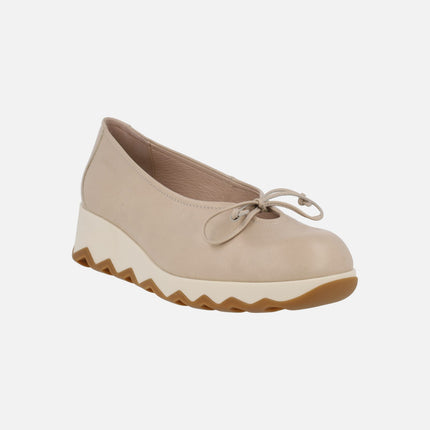 Salones de piel beige con lazo y suela dentada Simon