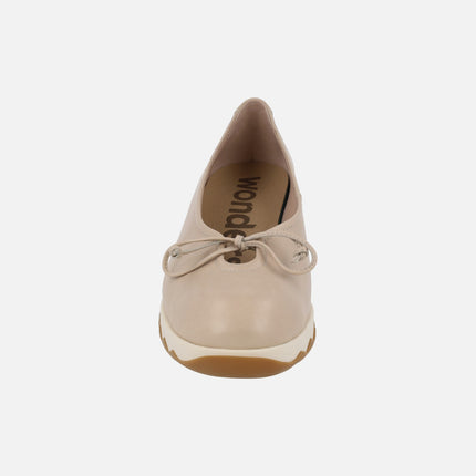 Salones de piel beige con lazo y suela dentada Simon