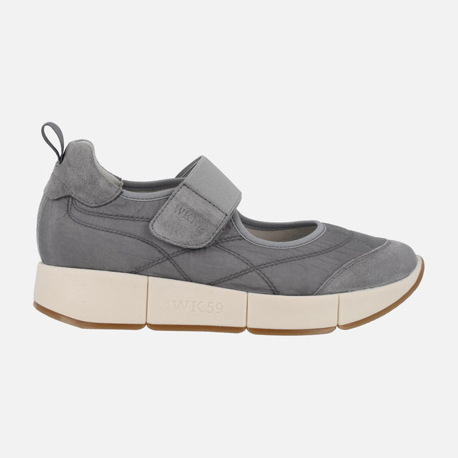 Zapatillas de estilo deportivo con cierre de velcro en gris