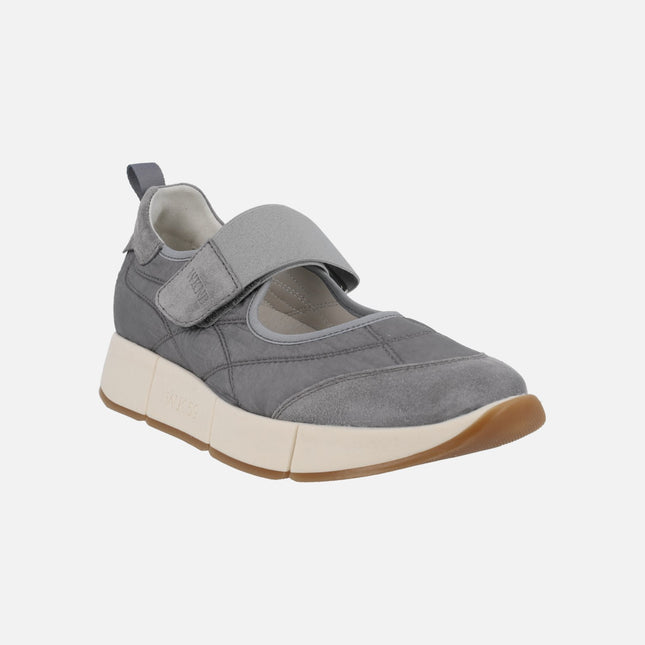 Zapatillas de estilo deportivo con cierre de velcro en gris