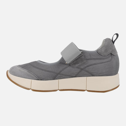 Zapatillas de estilo deportivo con cierre de velcro en gris