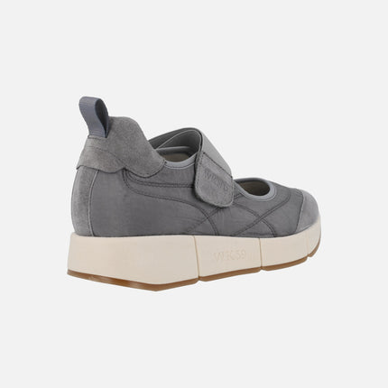 Zapatillas de estilo deportivo con cierre de velcro en gris